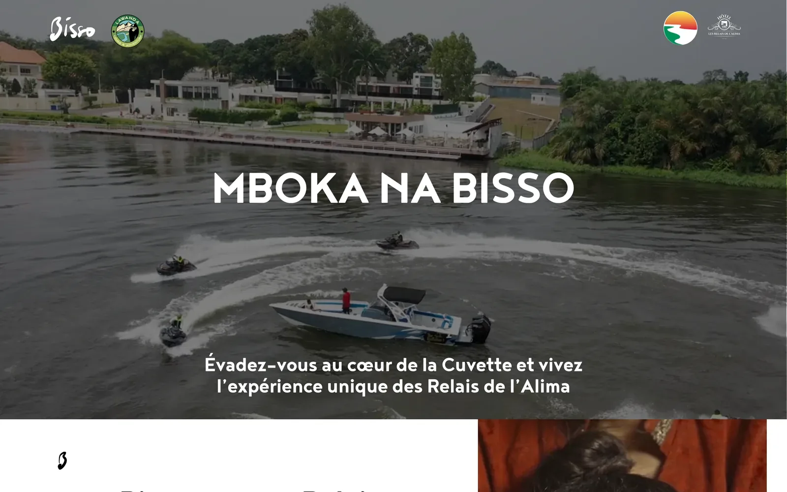 Page d'accueil du site Mboka Na Bisso : une vue aérienne de l'Alima avec un bateau et deux jet-skis, le titre du séjour et l'invitation à découvrir les Relais de l'Alima.